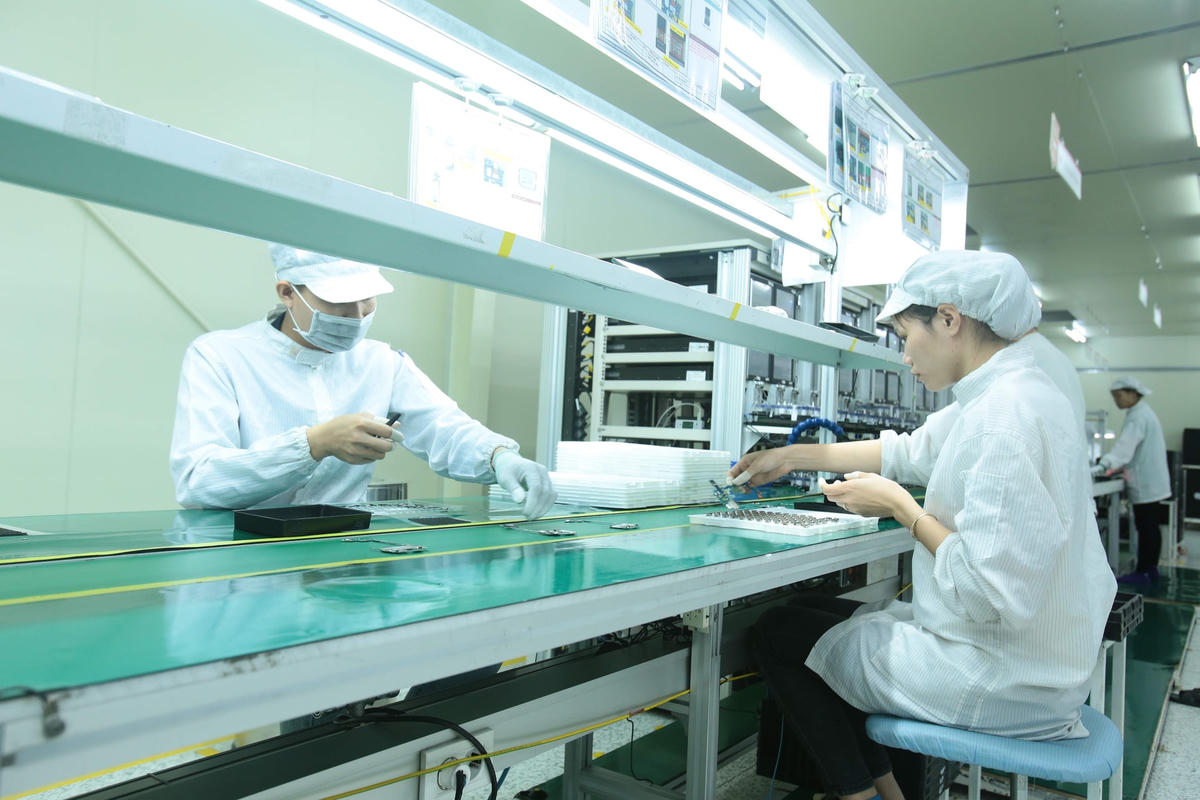 Nền kinh tế đang đà bật dậy và vững vàng trong sóng gió. Ảnh: Quang Vinh.
