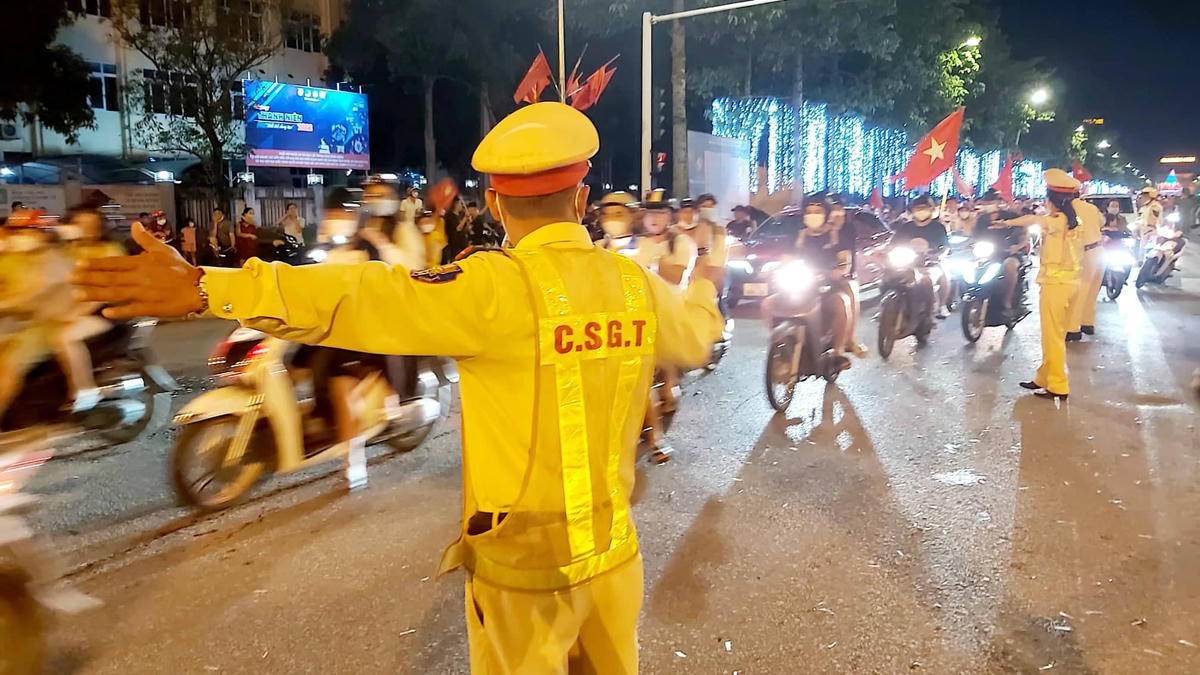 Sau khi trọng tài thổi kết thúc trận đấu, lượng lượng CSGT TP Vinh đã có mặt tại các điểm nóng ùn tắc để hướng dân, phân luồng giao thông. (Ảnh: Điền Bắc).