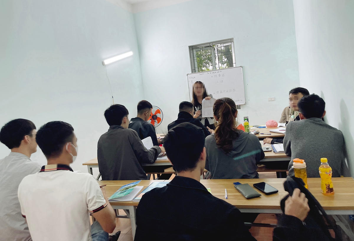 Học viên học tiếng Trung tại trung tâm không phép N.P.
