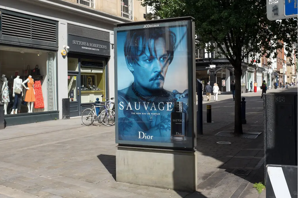 Dior vẫn giữ quan hệ hợp tác với nam tài tử, kể cả khi ồn ào ly hôn với Amber Heard đã gây tổn hại đến nam tài tử vô cùng nghiêm trọng.