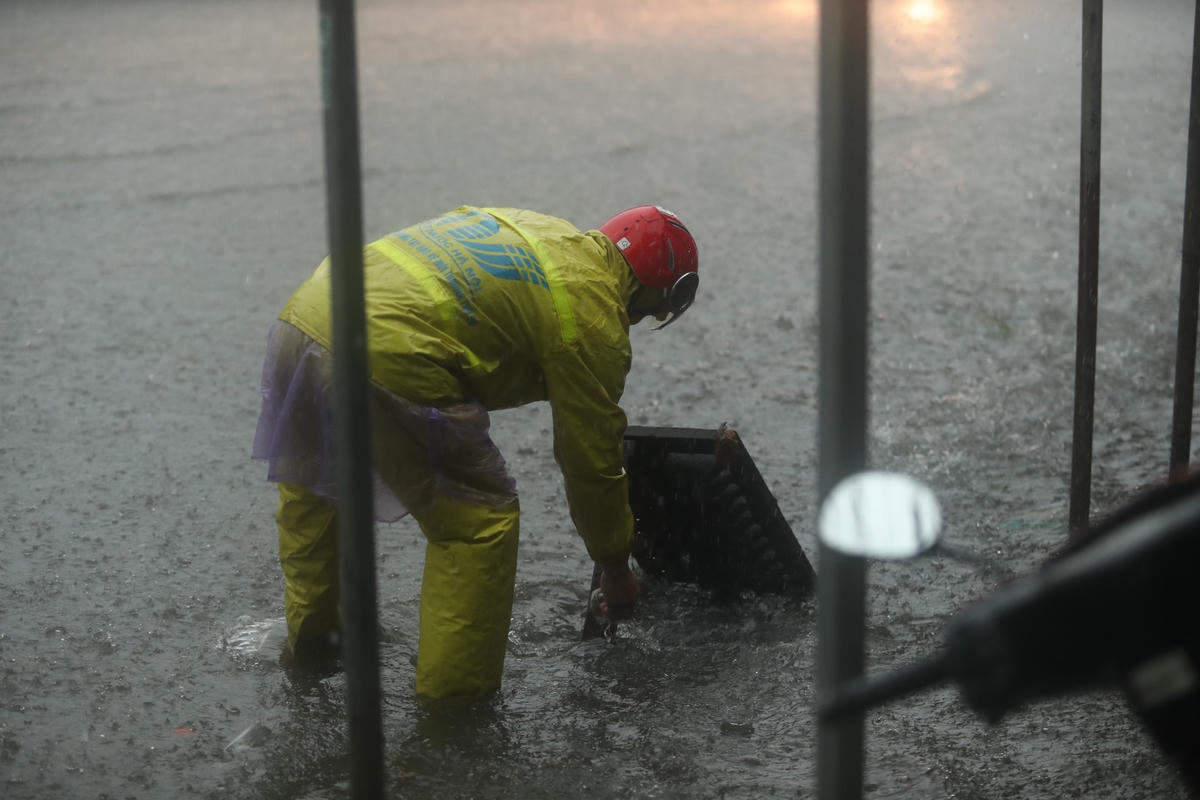 Nhân viên công ty thoát nước đã ứng trực tại các miệng cống nhưng do lượng nước khá lớn nên nhiều tuyến đường vẫn xảy ra ngập lụt.