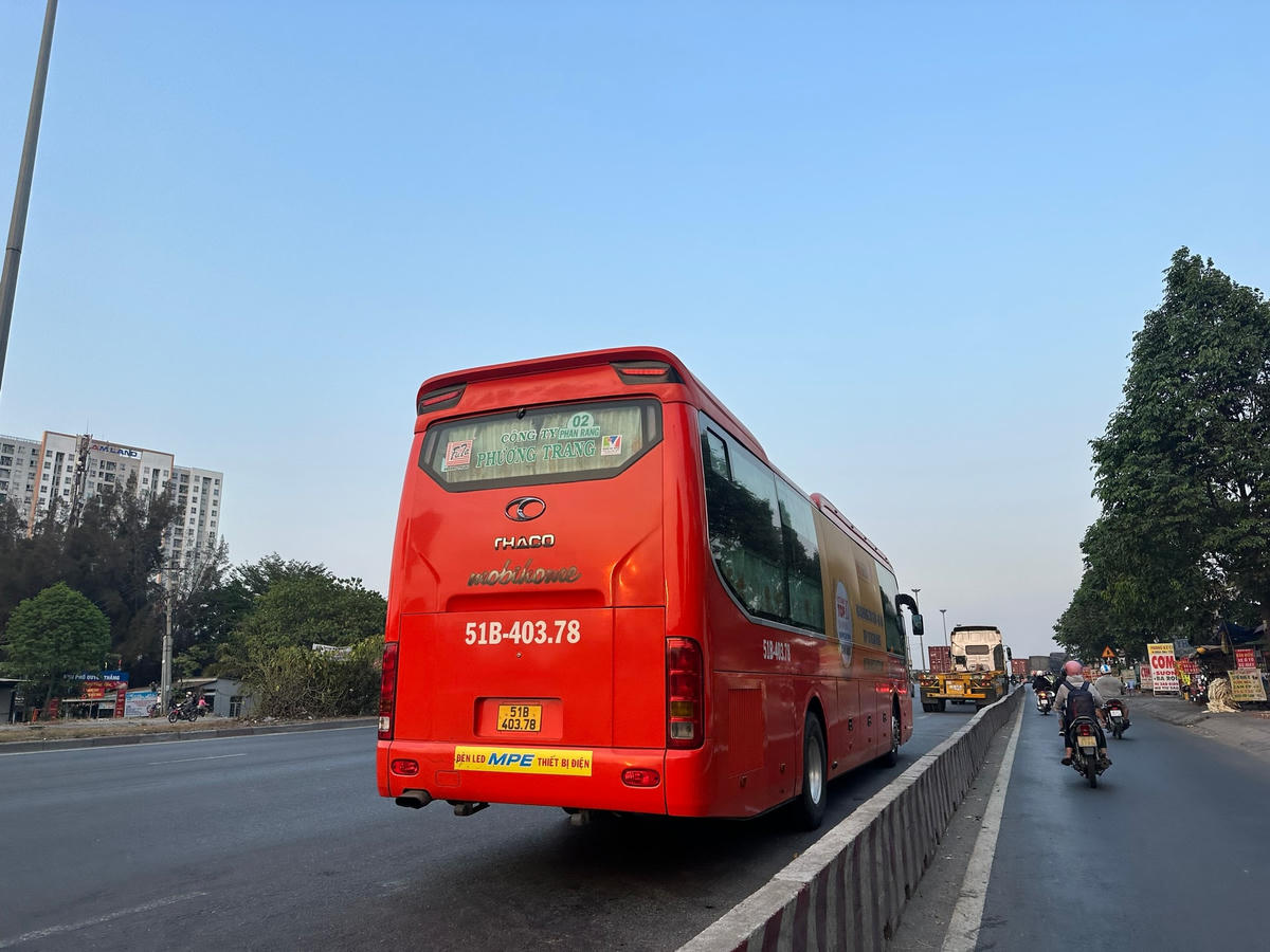 Một chiếc xe khách dừng đỗ vào ăn cơm. Ảnh: Mạnh Thìn.