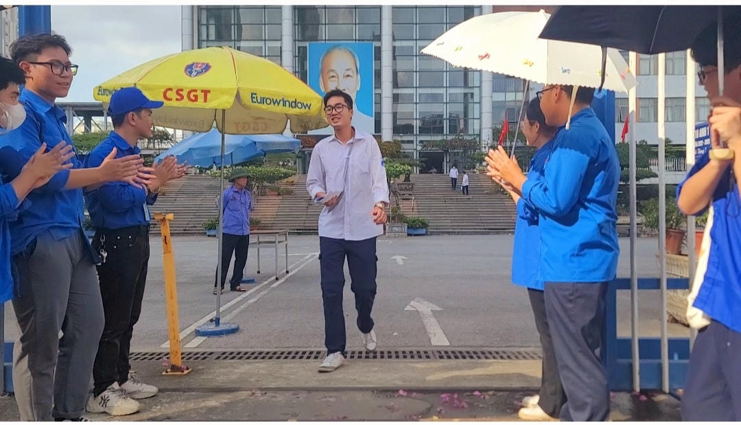 Em Thái Hưng, học sinh Trường THPT Chuyên Hà Nội - Amsterdam là thí sinh bước ra đầu tiên tại điểm thi Trường THPT Chuyên Hà Nội - Amsterdam với khuôn mặt vui tươi, hớn hở.