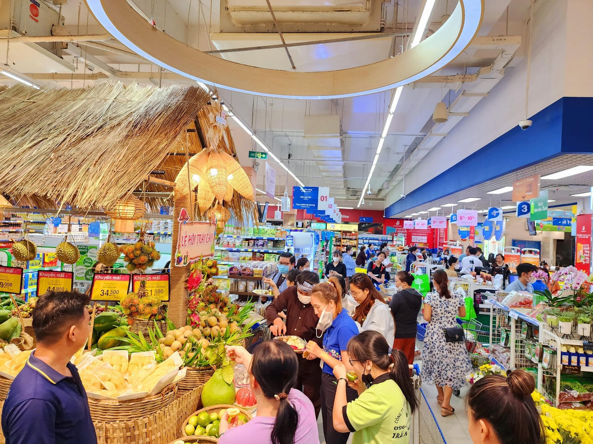 Nhiều siêu thị đồng loạt giảm giá kích cầu tiêu dùng.