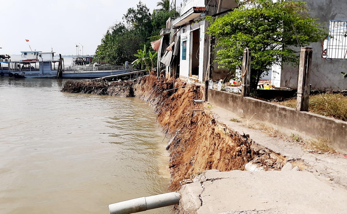 Sạt lở bờ sông Hậu khu vực Bình Minh của tỉnh Vĩnh Long.  