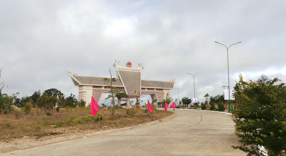 Đường quốc lộ 14D lên CKQT Nam Giang.