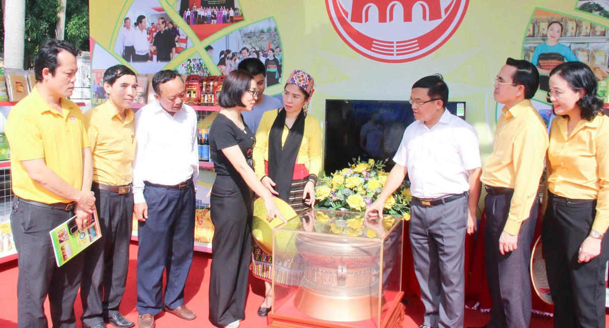 Và khai trương trưng bày các sản phẩm đặc trưng vùng miền trên địa bàn tỉnh Nghệ An và 2 gian hàng của 2 tỉnh Thanh Hoá và Hà Tĩnh. Ảnh Điền Bắc