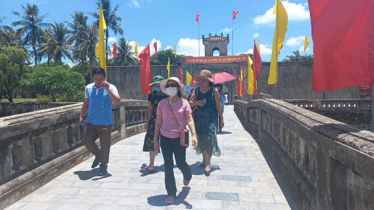 Dịp này rất nhiều đoàn ở khắp mọi nơi về thăm viếng các địa điểm di tích lịch sử tại tỉnh Quảng Trị.