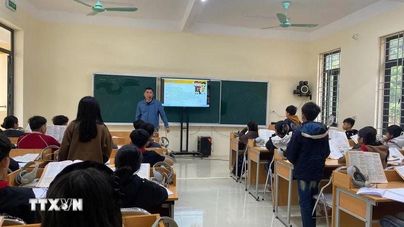 Giờ học Tiếng Anh của học sinh Trường Phổ thông Dân tộc Bán trú-Trung học Cơ sở Thông Thụ, huyện Quế Phong (Nghệ An). (Ảnh: TTXVN phát)