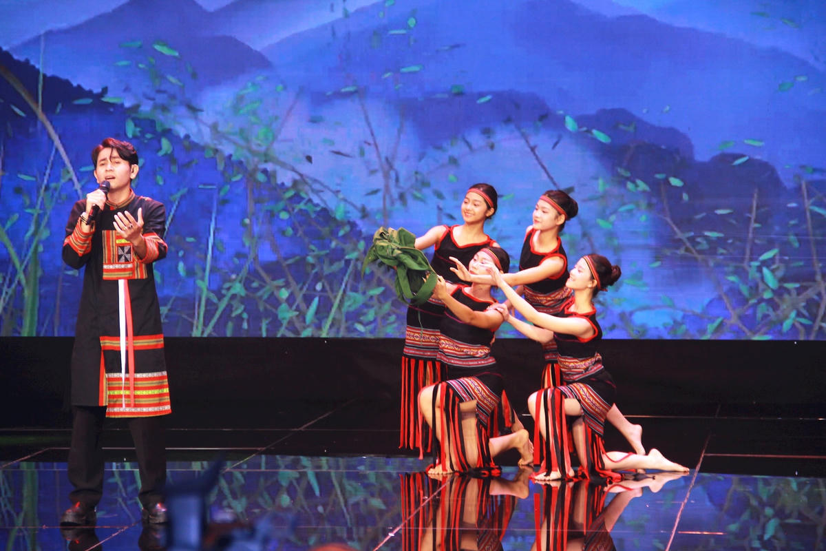 bai chinh lyluanphebinh2