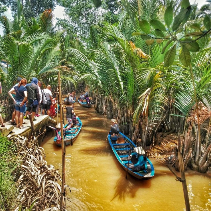 Khách du lịch nước ngoài khám phá du lịch kênh rạch ở Đồng bằng sông Cửu Long.