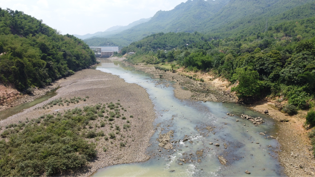 Lòng sông Mã cạn trơ đáy ảnh hưởng đến việc phát điện của Nhà máy thủy điện Trung Sơn (huyện Quan Hóa)
