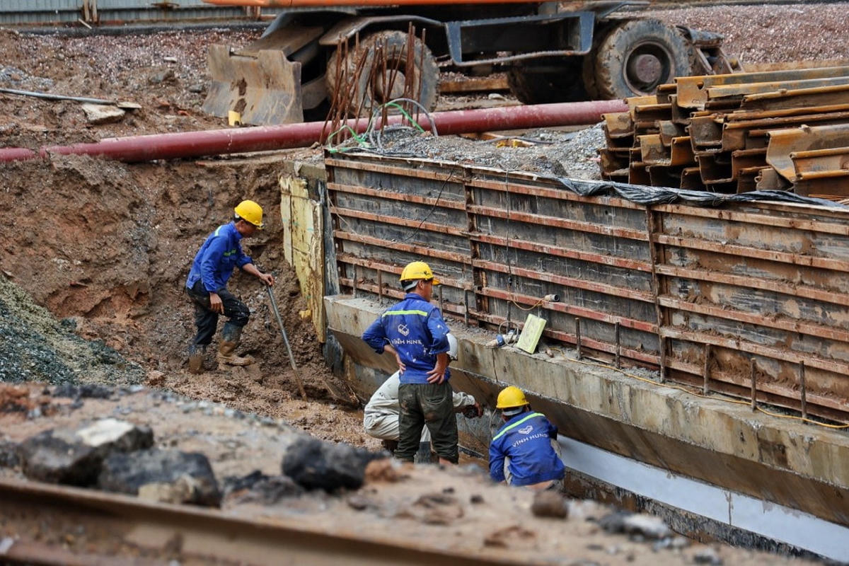 Các hạng mục phụ trợ: Cây xanh, chiếu sáng, thảm bê tông nhựa lớp trên C12,5, đèn tín hiệu... đang được gấp rút thi công.