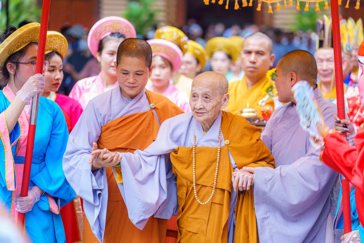Du khách hào hứng với nhiều nghi thức truyền thống độc đáo tại Lễ Vía Bà (Tây Ninh)