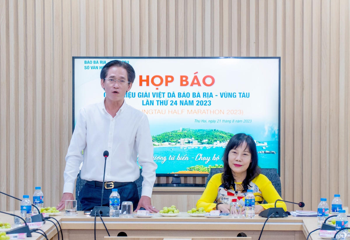 Ông Huỳnh Đức Dũng, Phó Giám đốc Sở VH-TT phát biểu về một số vấn đề chuyên môn của giải.