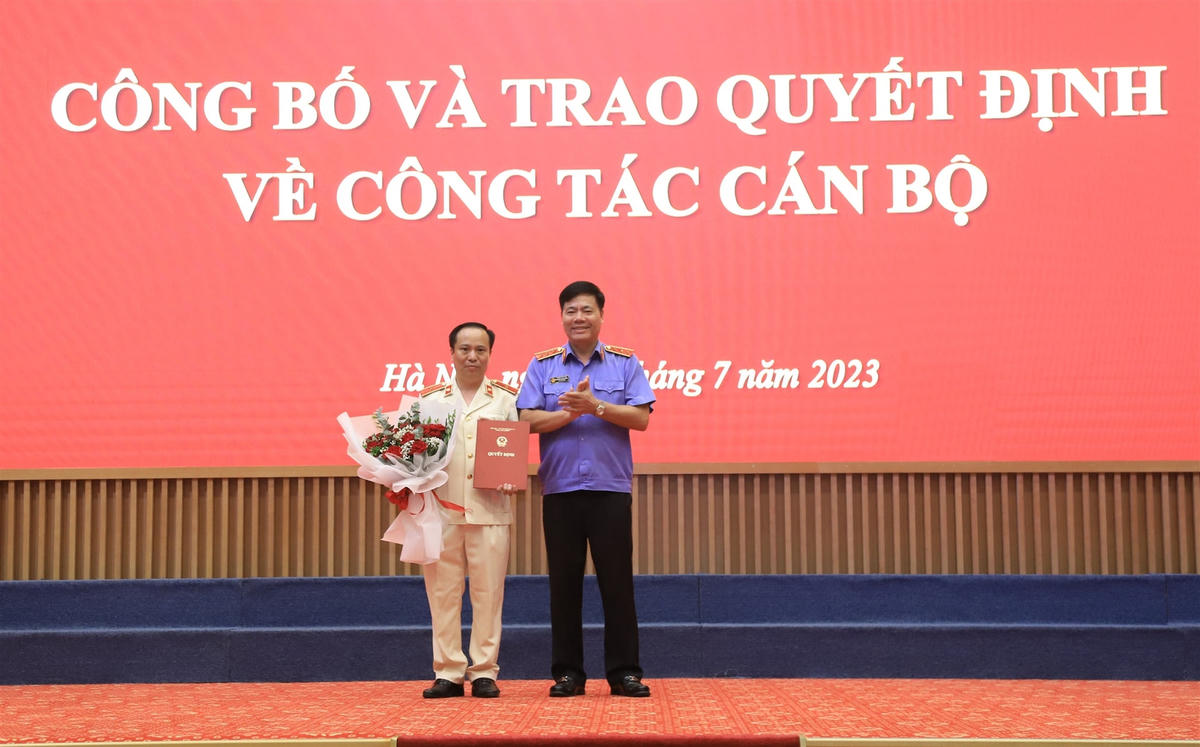 Đồng chí Nguyễn Quang Dũng, Phó Viện trưởng Viện Kiểm sát nhân dân tối cao trao quyết định bổ nhiệm cho đồng chí Nguyễn Đức Hạnh.