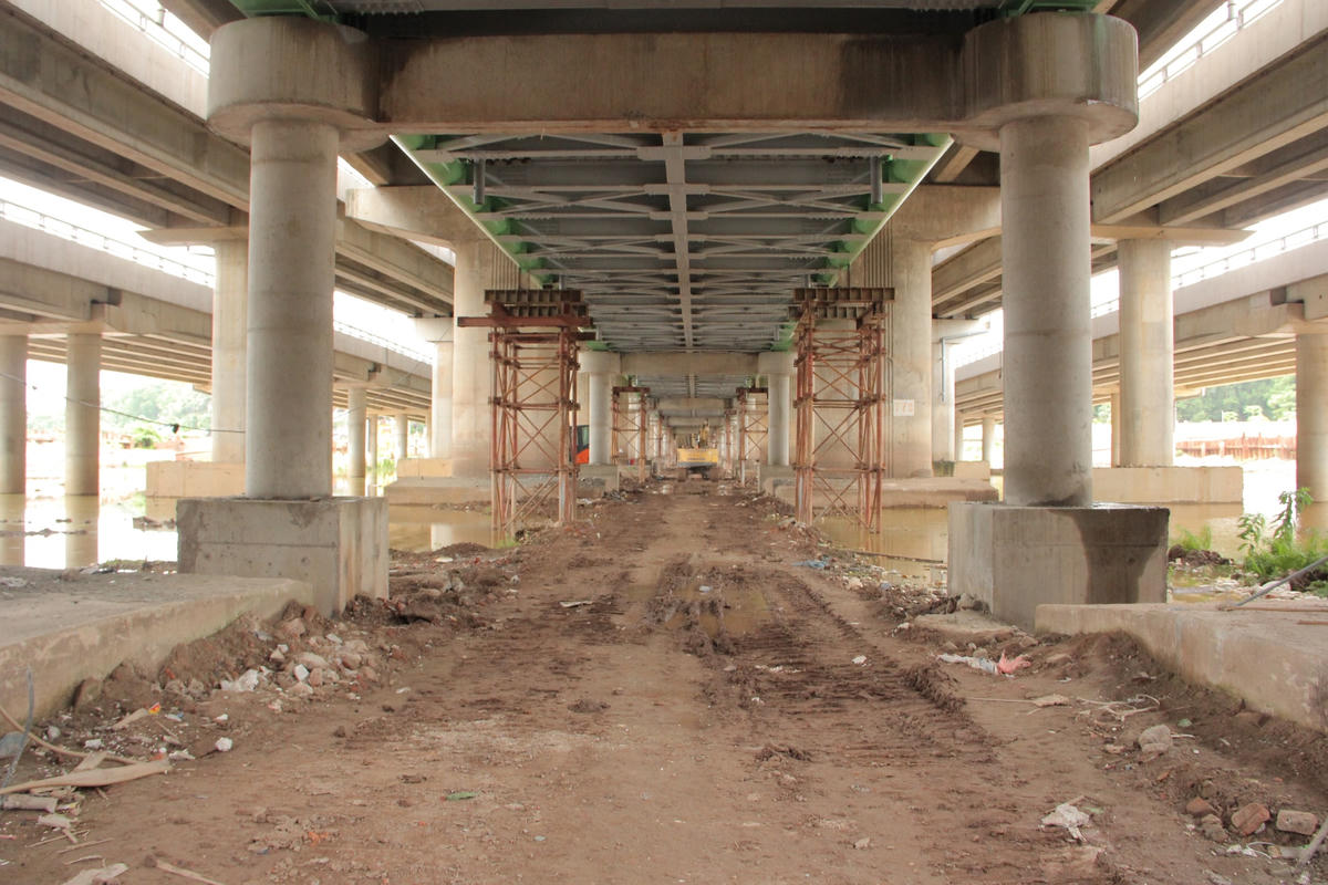 Dự án xây dựng cầu vòm sắt dành cho xe máy đi thấp qua hồ Linh Đàm (nằm dưới đường Vành đai 3 trên cao)  được UBND TP Hà Nội điều chỉnh bổ sung thêm hạng mục, với tổng mức đầu tư là 65 tỷ đồng.