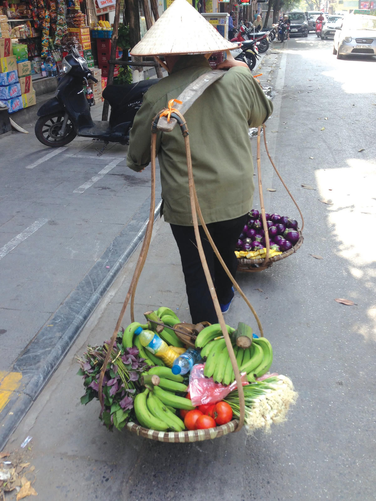 Thân thương đôi quang gánh.  
