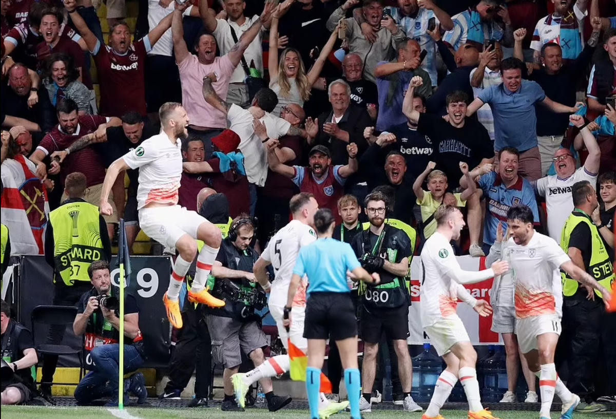 Vô địch Europa Conference League đánh dấu danh hiệu lớn đầu tiên ở châu Âu mà West Ham giành được sau 58 năm. Ảnh: Reuters.