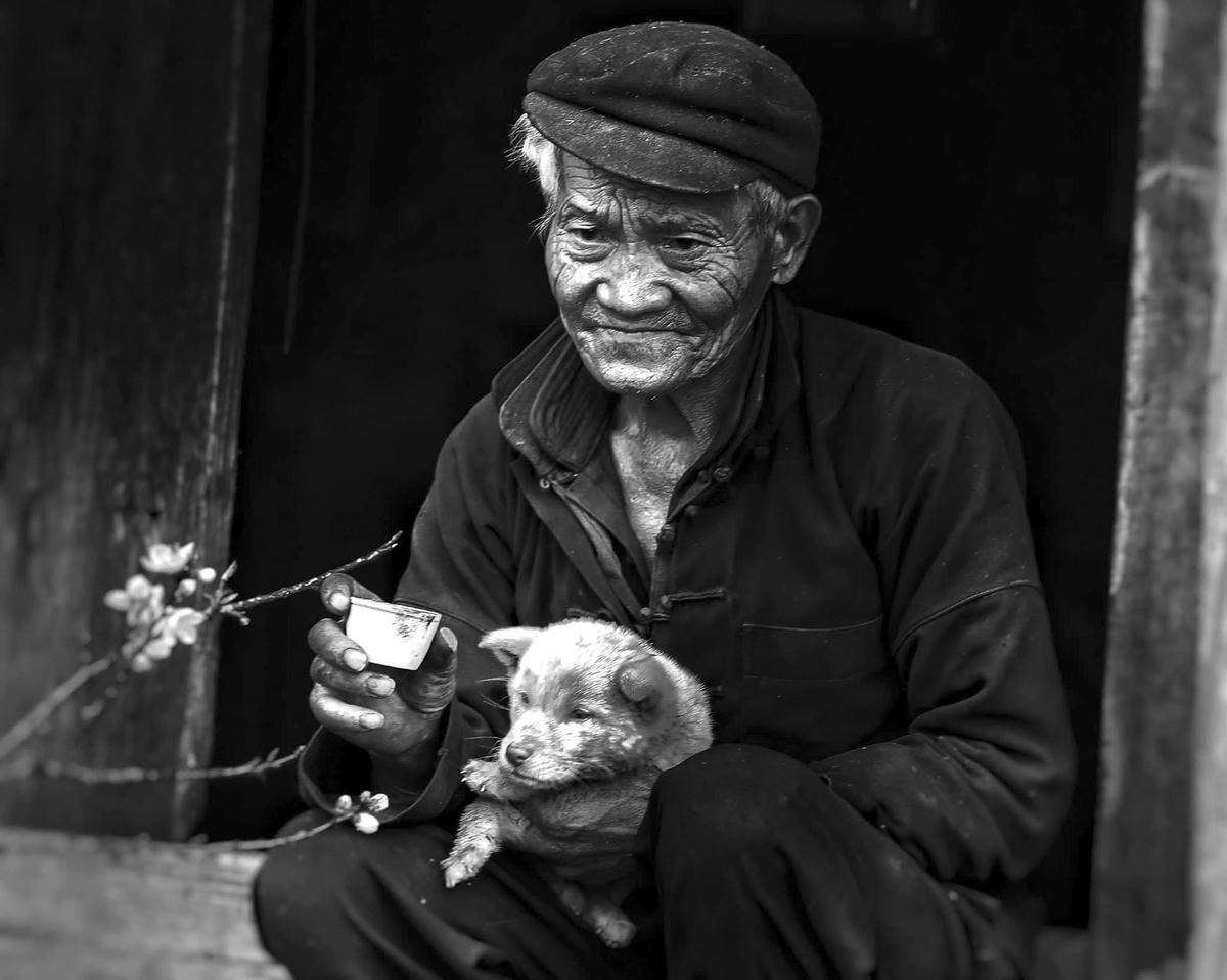 "Những mùa xuân đã qua" (Top 300 Cuộc thi ảnh đen trắng năm 2021, trang 35 AWARDS).