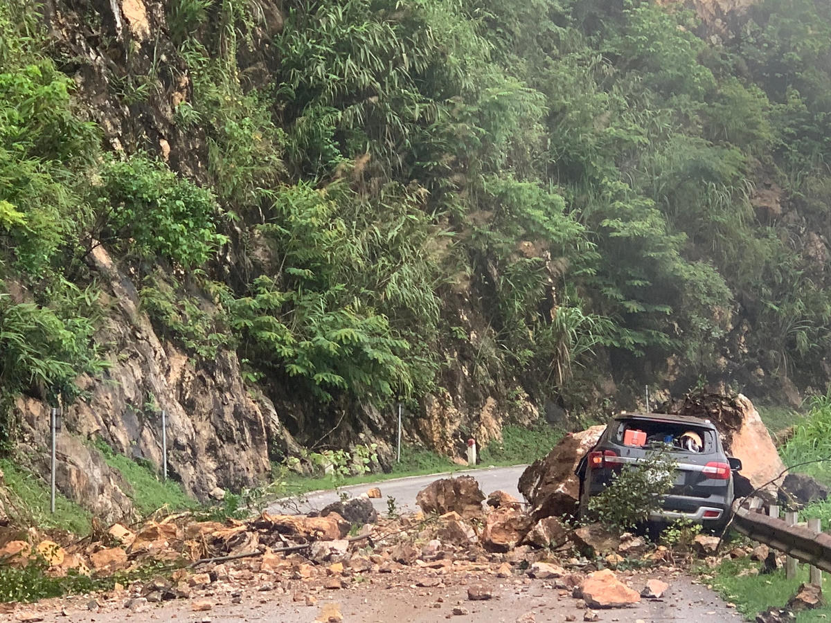 Vụ sạt lở đất đá tại đèo Thung Khe, huyện Mai Châu ngày 4/8 khiến 1 xe ô tô bị hư hỏng nặng.