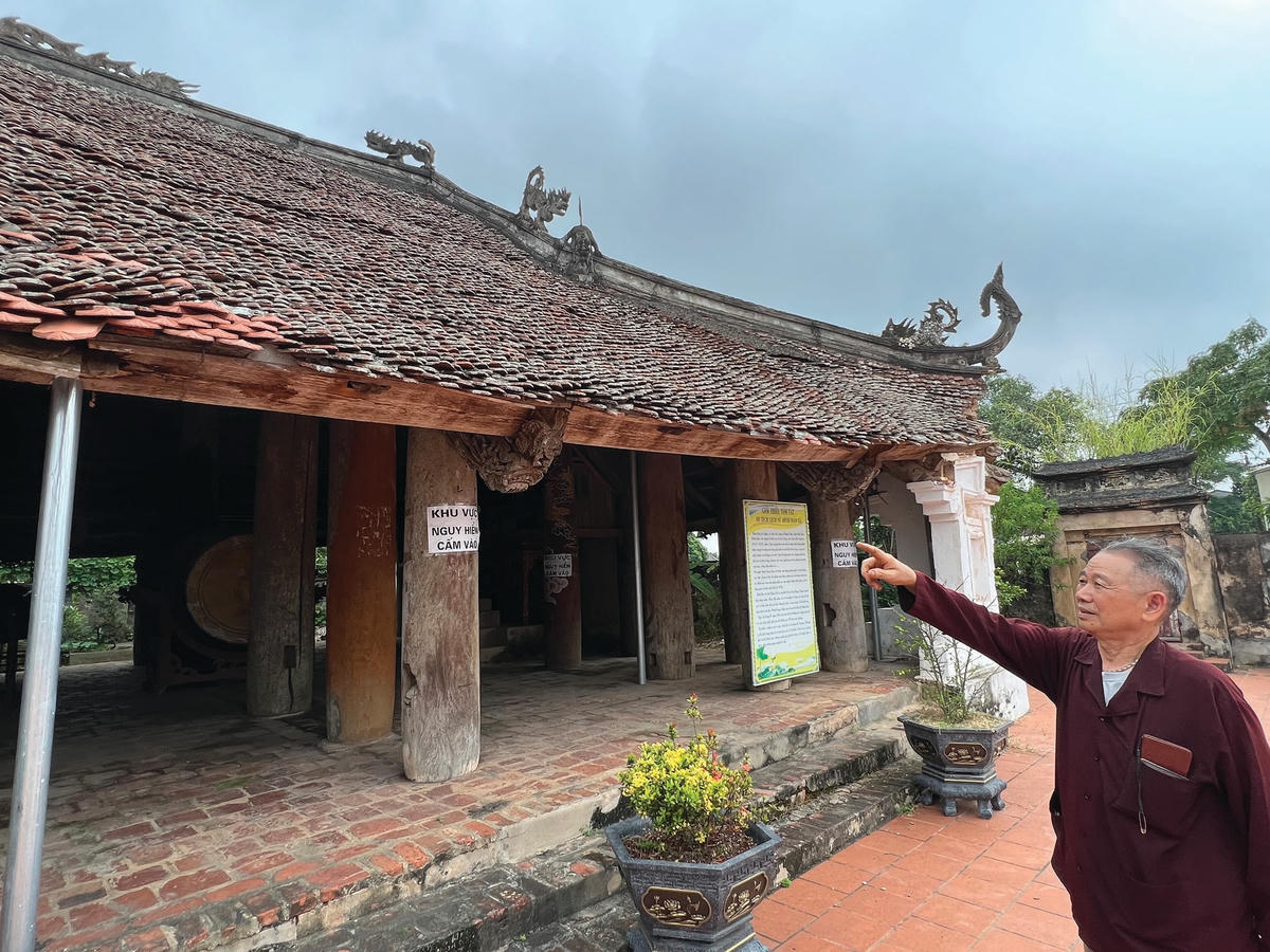 Ông Trưởng hội làng Đào Xá chỉ cho chúng tôi xem những hàng cột mục nát.  