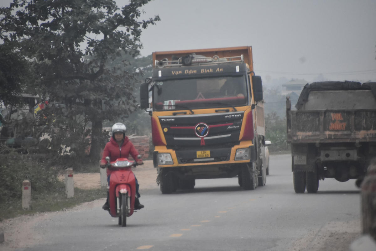 Theo người dân sinh sống tại khu vực này, điều khó hiểu nhất là các xe có dấu hiệu quá trọng tải đã rõ ràng, các đoàn xe di chuyển với tần suất cao, thời gian dài nhưng chưa thấy lực lượng chức năng tiến hành kiểm tra, xử lí.