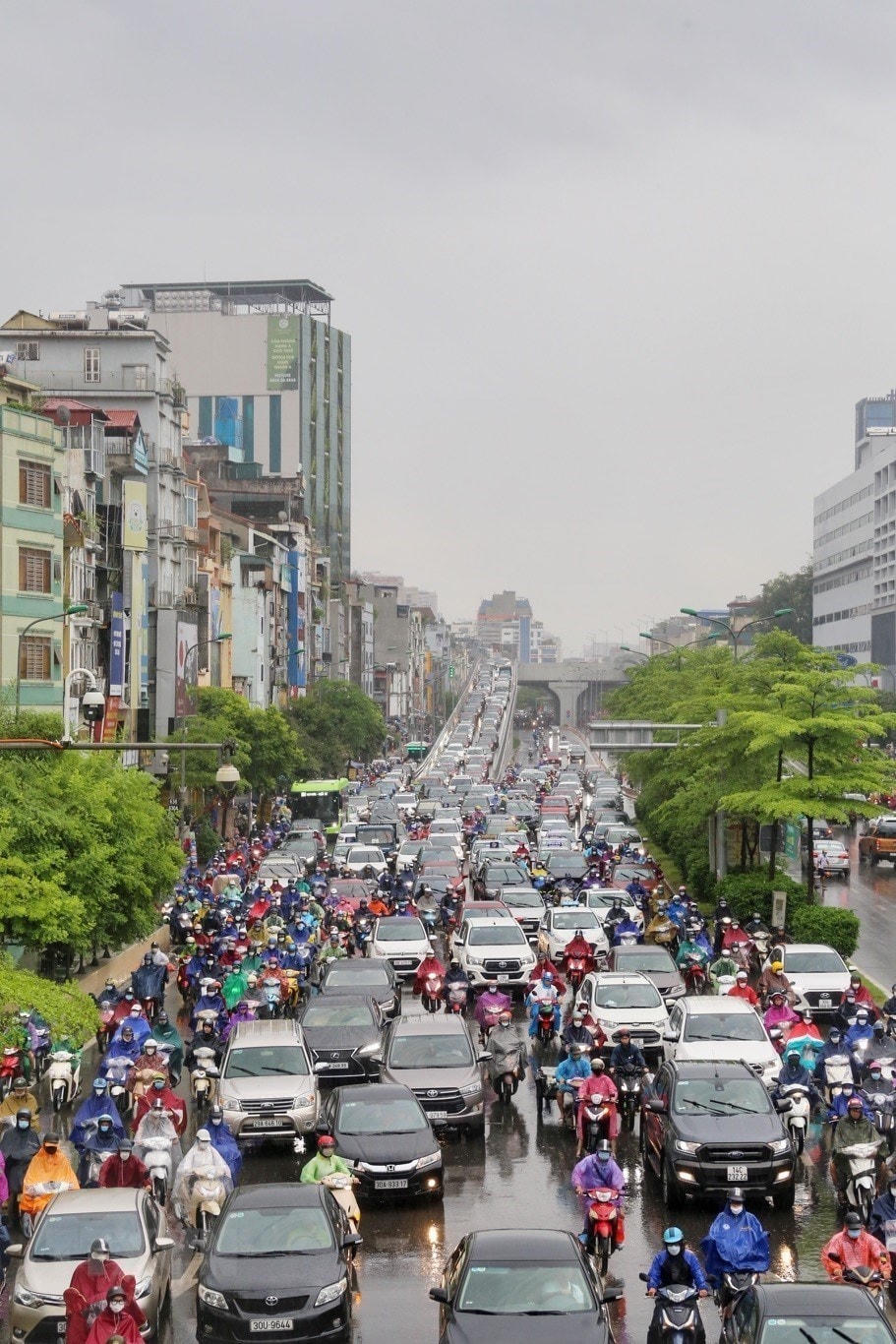 Đường Trường Chinh tắc nghẽn vào sáng 6/6. Ảnh: TTXVN.