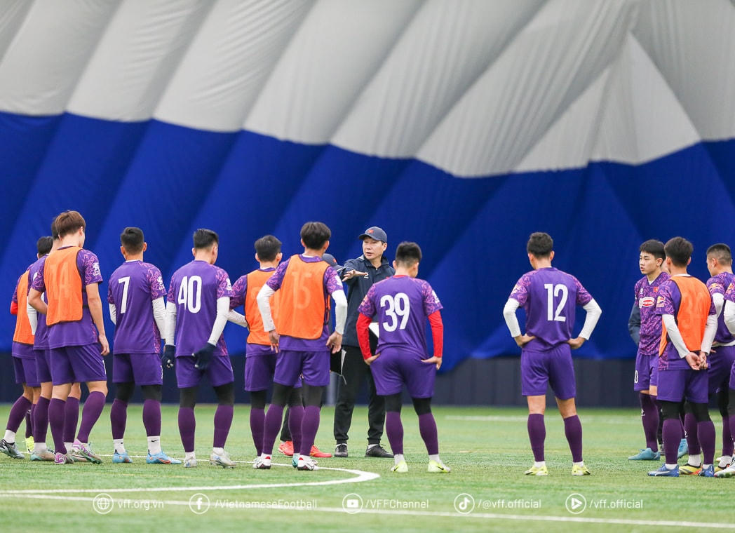 HTV hướng dẫn cầu thủ tập luyện. Ảnh: VFF.