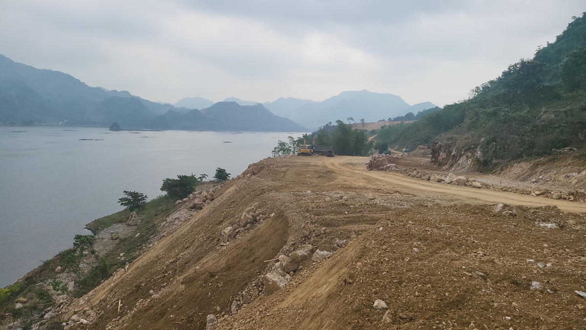 Hoạt động san lấp tại dự án không có bờ kè sẵn trước khiến người dân quang đây lo ngại ảnh hưởng đến môi trường, đất tràn xuống lòng hồ thuỷ điện Hoà Bình.