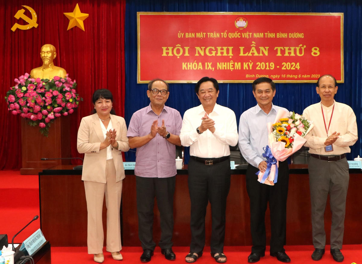 Các vị đại diện UBTƯ MTTQ Việt Nam tặng hoa tri ân ông Nguyễn Văn Lộc, Chủ tịch HĐND tỉnh, nguyên Chủ tịch Ủy ban MTTQ Việt Nam tỉnh.