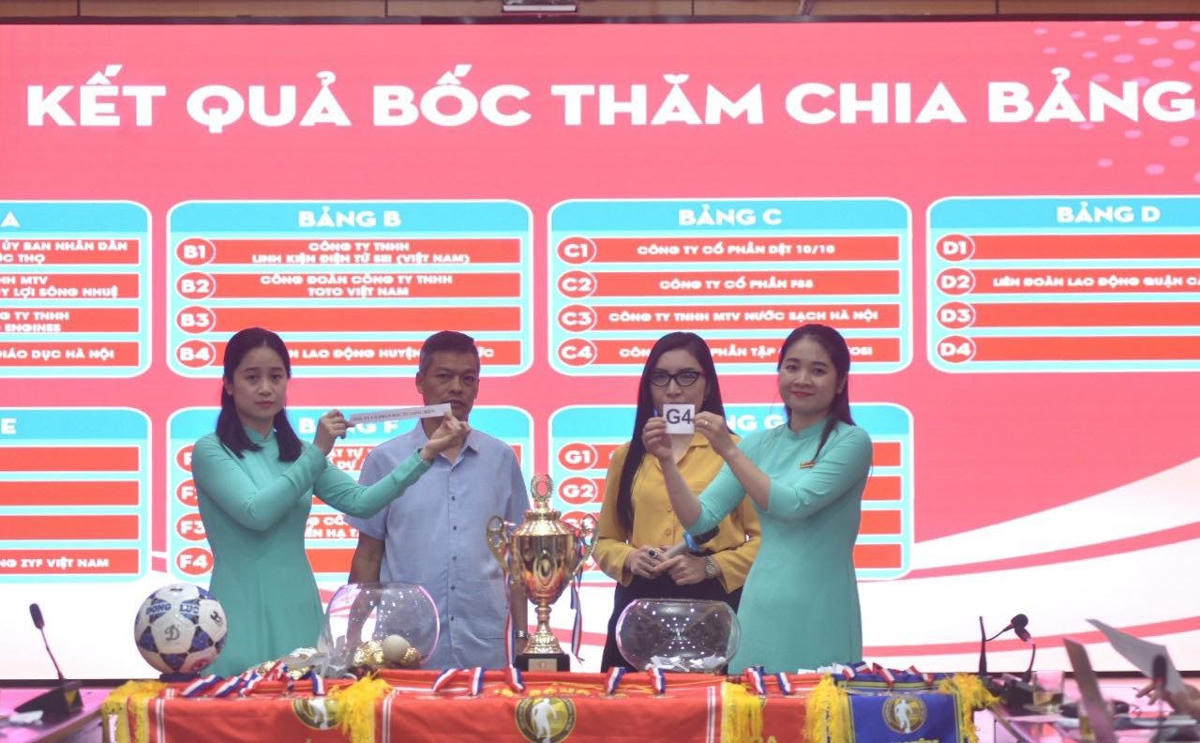 BTC bốc thăm chia bảng các đội bóng tham gia giải.