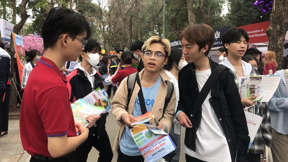 Nhiều thí sinh có mặt từ rất sớm, tham gia sự kiện này. Em Phan Thành Vinh, học sinh lớp 12 Trường THPT Hai Bà Trưng (Hà Nội) cho biết: “Em đang băn khoăn về phương án đặt nguyện vọng thế nào để tăng cơ hội trúng tuyển. Được nghe thầy cô tư vấn, em đã có thêm nhiều lời khuyên hữu ích”.