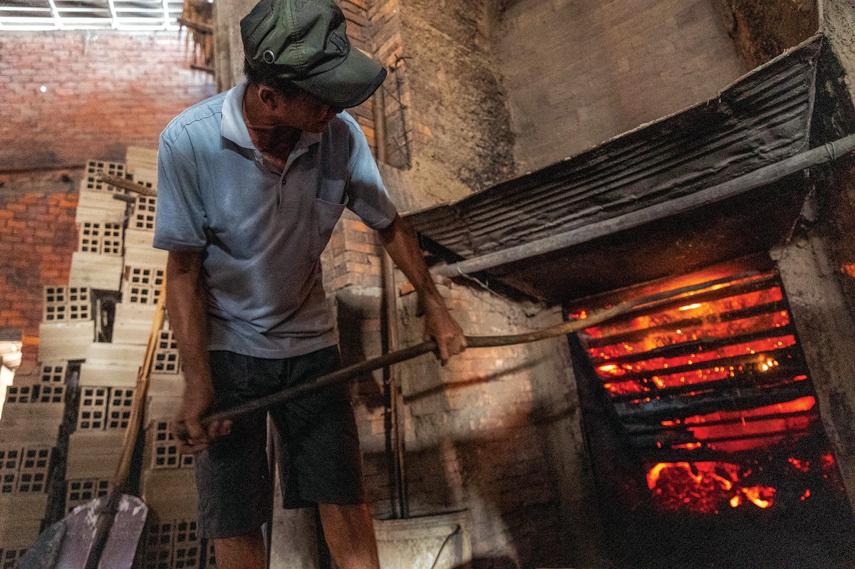 Người thợ nung phải thường xuyên túc trực ở lò đốt để điều chỉnh độ nóng của lò.  