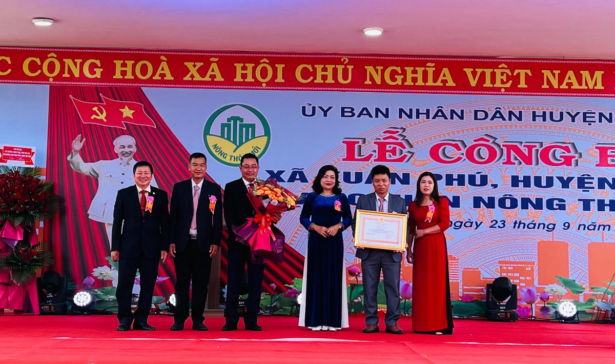 Đại diện UBND tỉnh trao tặng Bằng công nhận "Xã đạt chuẩn nông thôn mới".