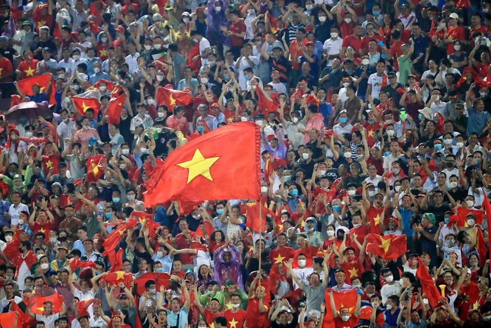 Cổ động viên Việt Nam mong chờ chiến thắng của U23 Việt Nam trước U23 Philippines. (Ảnh: Trung Kiên/TTXVN).