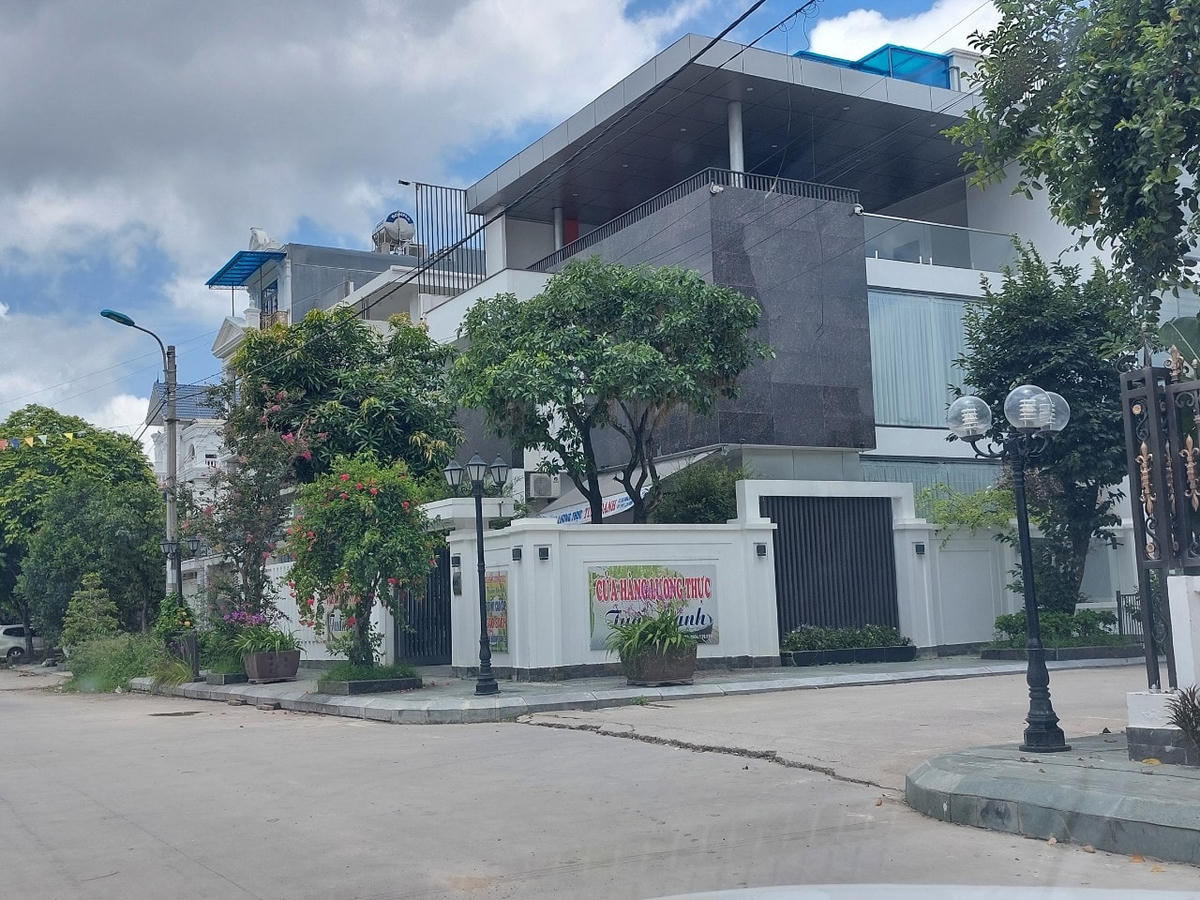 Khu vực trước cửa nhà anh Tuấn “bạc” bị Vương cùng đồng bọn nổ liền 4 phát súng.