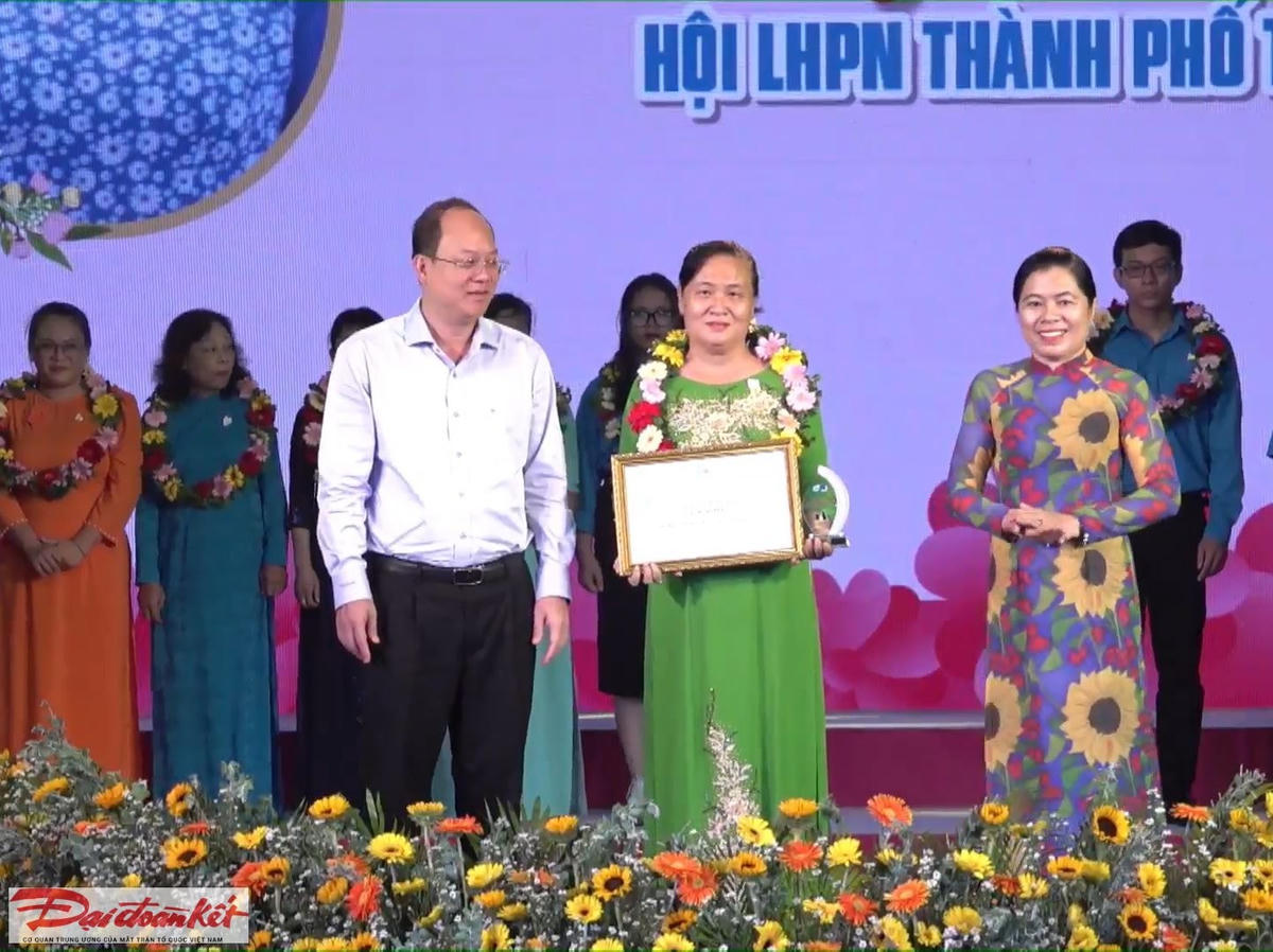 Chị Lê Thị Thanh Hằng, cán bộ Hội LHPN TP Thủ Đức được tuyên dương "Người con hiếu thảo" năm 2023. (Ảnh: Hồng Phúc).