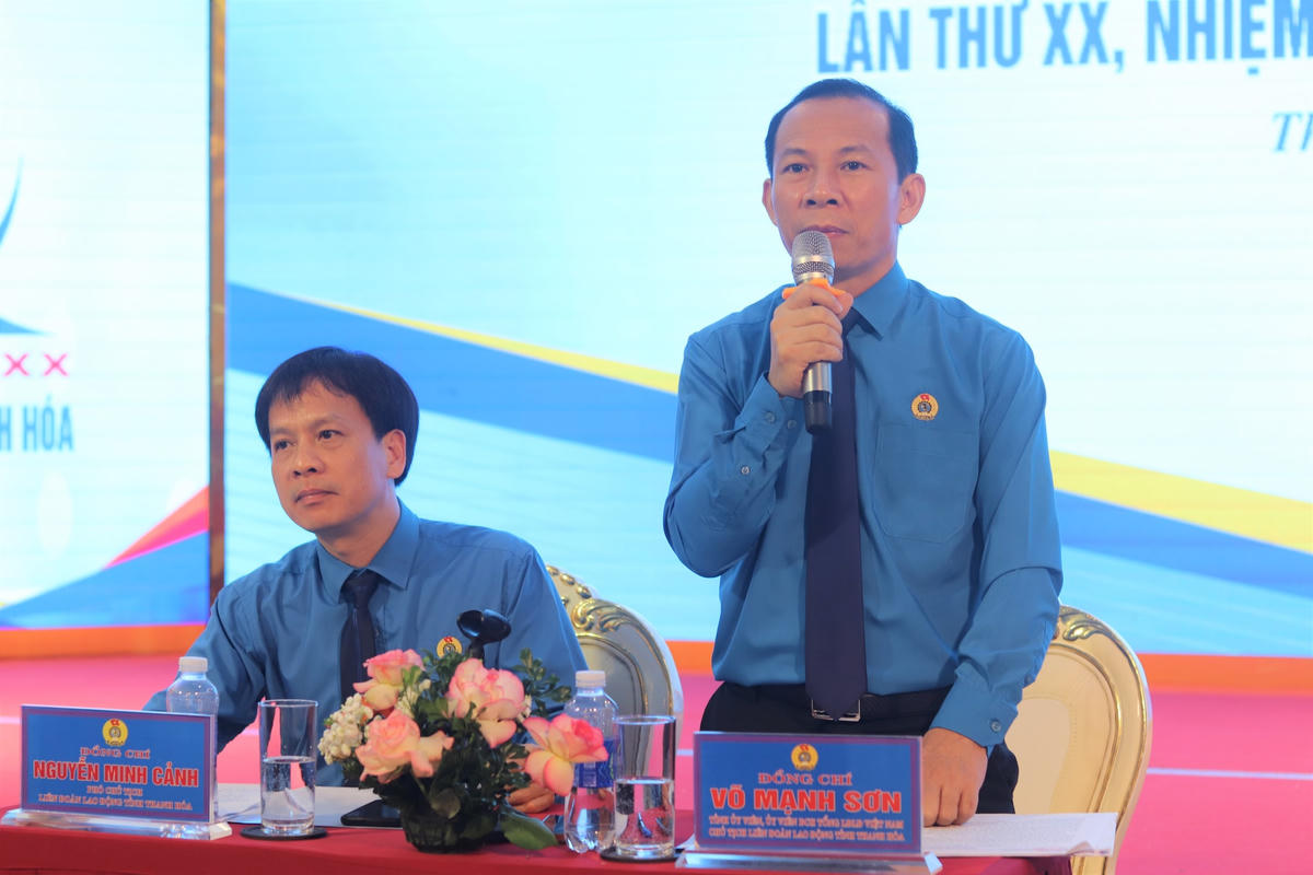 Ông Võ Mạnh Sơn, Chủ tịch LĐLĐ tỉnh Thanh Hóa trả lời, làm rõ những câu hỏi của đại diện các cơ quan báo chí.