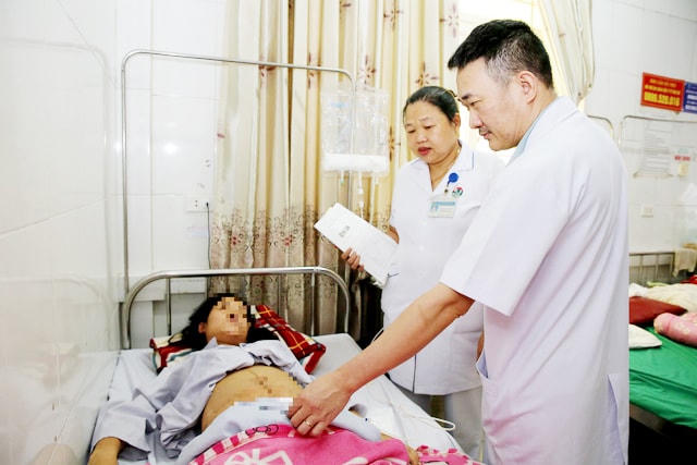 Bác sĩ Nguyễn Viết Thọ thăm khám cho sản phụ N.T.H..