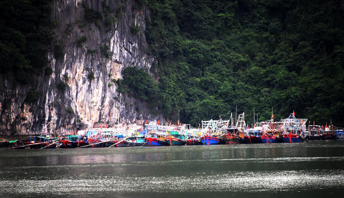 Tại khu vực ven bờ đường bao biển Trần Quốc Nghiễn, các tàu thuyền “nấp” sau những dãy núi để trú bão.