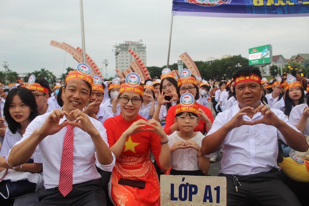 Bác Lê Xuân Bình (bố của thí sinh Lê Xuân Mạnh, góc phải ảnh) có mặt để cổ vũ con trai.