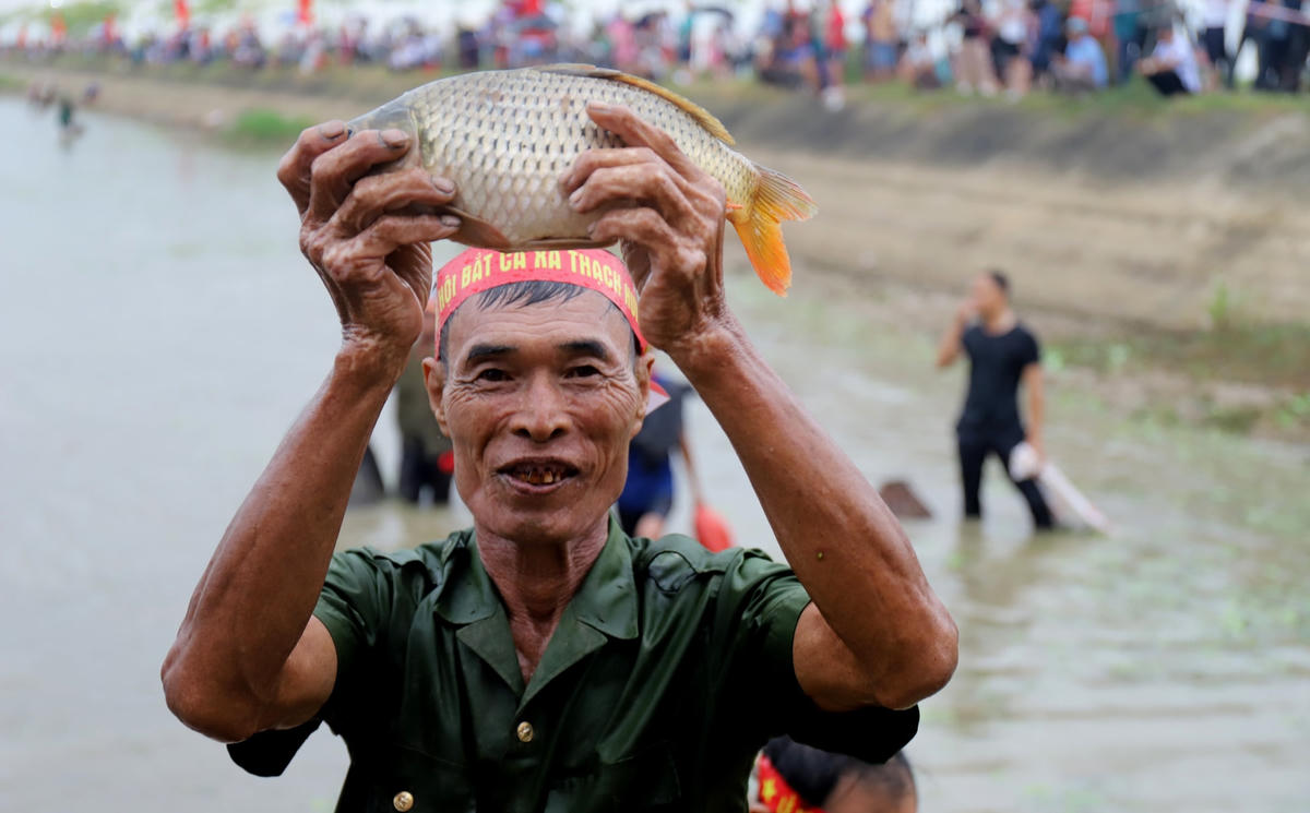 Mỗi khi có người bắt được con cá to thì mọi người đồng loạt hô vang lên.