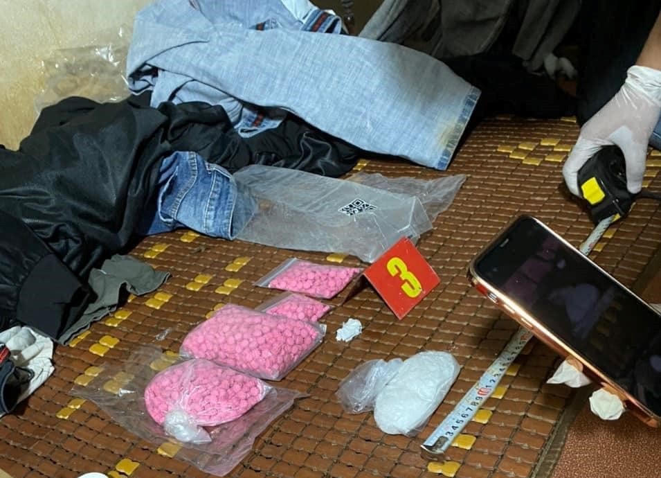 Khám xét tại nhà riêng của đối tượng, lực lượng Công an phát hiện thêm 1,5kg ma túy (Ảnh: CACC).
