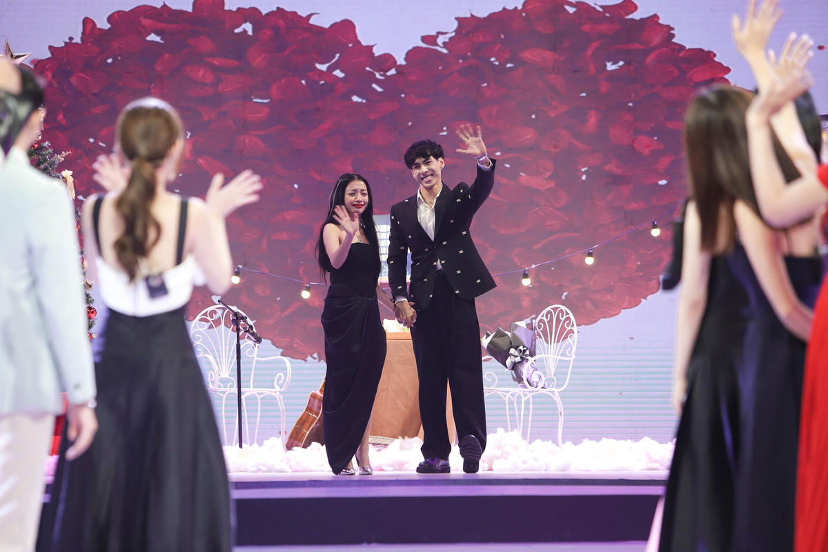 Nắm tay Peter ra về, Bnat vẫn không kìm được những giọt nước mắt hạnh phúc. Ảnh: Perfect Universe.