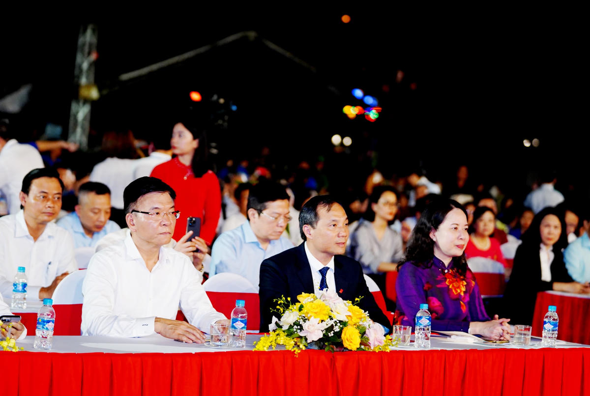 Đại biểu tham dự chương trình.