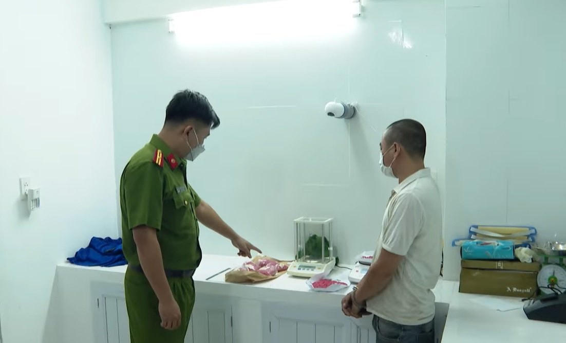 Tại cơ quan Công an, Kiếm khai nhận vận, đã chuyển số ma tuý trên từ Lao Bảo vào Huế để giao cho người khác nhằm lấy tiền công 2 triệu đồng.