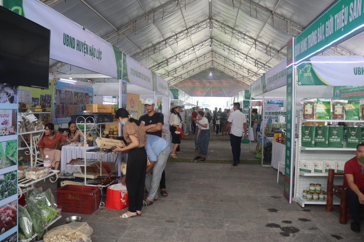 Qua đó, nhiều hợp đồng cung cấp các sản phẩm nông nghiệp được ký kết; các cấp, ngành, địa phương, doanh nghiệp và hộ sản xuất trong tỉnh tiếp thu được nhiều thông tin quý báu về nhu cầu thị trường, để có kế hoạch sản xuất, kinh doanh, nâng cao chất lượng nông sản, hướng tới đáp ứng đầy đủ hơn yêu cầu về chất lượng, mẫu mã, thời vụ của thị trường trong nước và xuất khẩu. Ảnh: Đình Minh