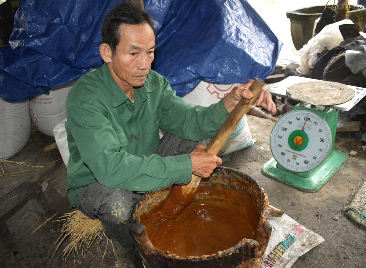 Nhân công đang khuấy nước đường.
