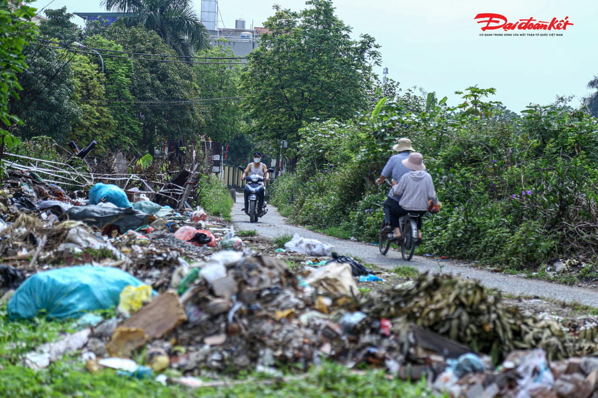 Bà Vương Thị Ánh Tuyết người dân sinh sống gần khu vực bãi rác cho biết: “Trước đây, khi chưa có bãi rác này thì tối nào ở đây cũng có rất nhiều người dân đến để tập thể dục, vui chơi. Nhưng từ khi bãi rác xuất hiện, không còn ai đến đây vui chơi nữa. Không những thế, những ngày mưa gió hôi thối gia đình chúng tôi không dám mở cửa. Tôi cũng mong chính quyền địa phương giải quyết dứt điểm và phạt nặng những người giám đổ trộm rác thải ra đây”.